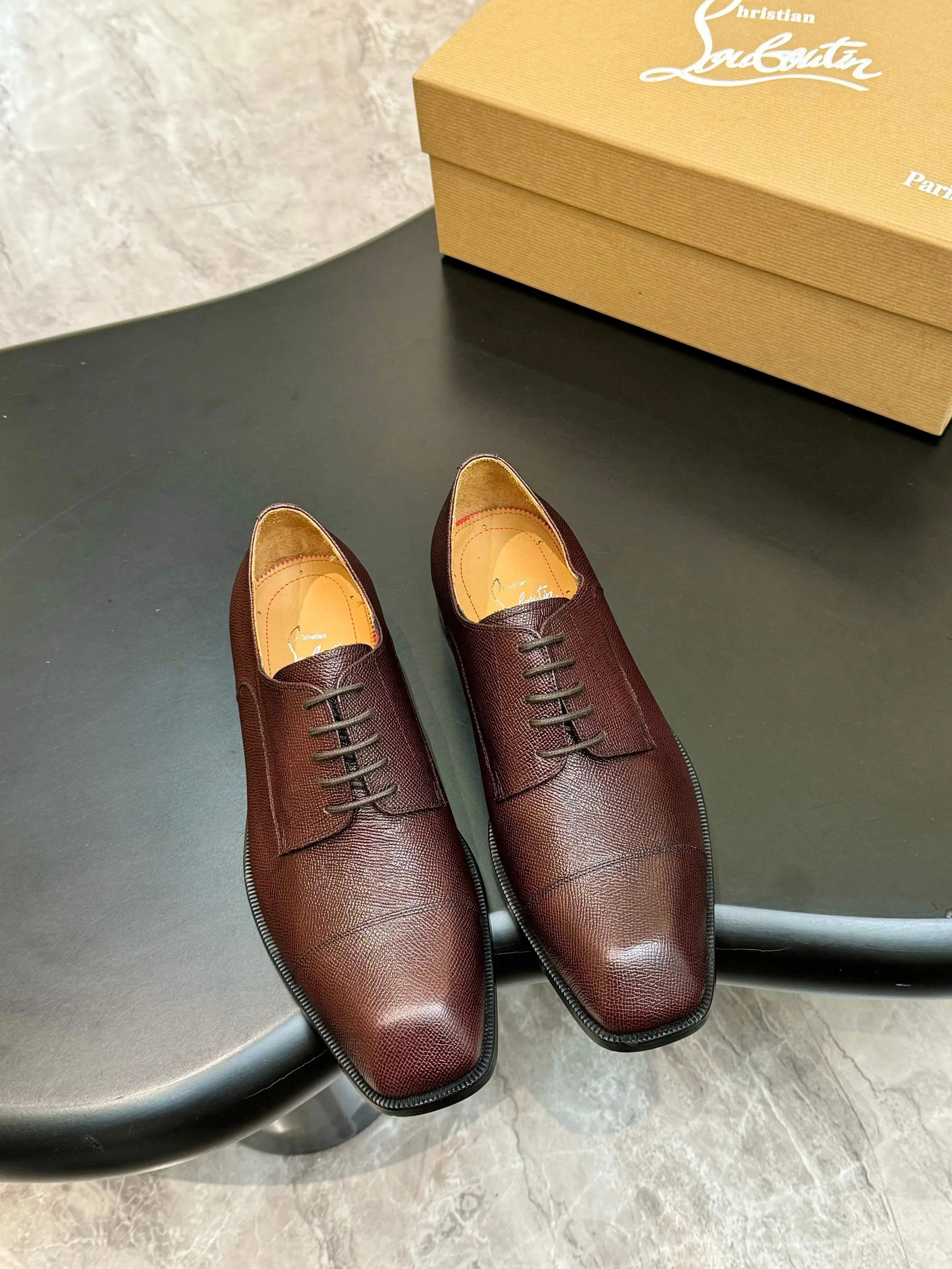 [CL red sole shoes] Top P: 1020💰 Size 39-44 (⚠️38.45.46.47 custom-made, non-returnable and non-exchangeable) 🆑High-end men's business formal leather shoes, original authentic top quality goods ••✅💯 Top original order purchasing agent! Original imported patterned cowhide ➕Imported cowhide lining ➕Cowhide feet ➕Original leather outsole~🉑️Feel free to compare the authentic ones!